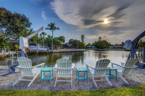 un grupo de sillas sentadas frente a un lago en Azure Paradise on the Canal, en Siesta Key