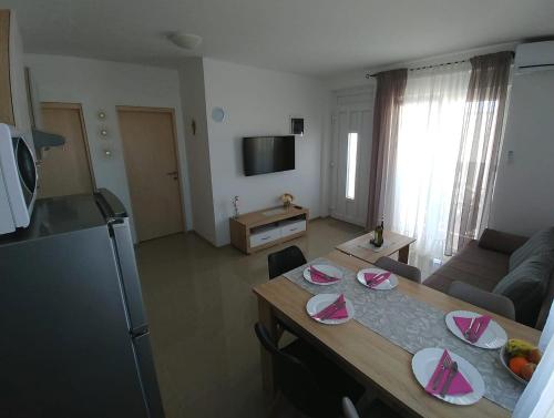 TV a/nebo společenská místnost v ubytování Apartmani Valuna