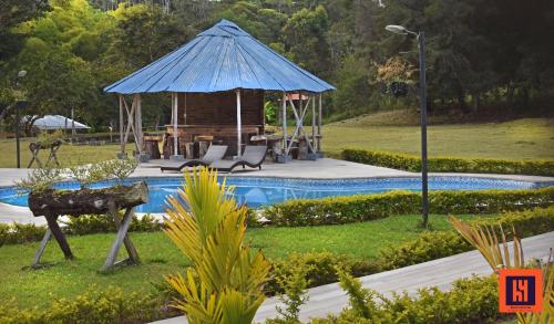 einen Pavillon mit einem Pavillon und einem Pool in der Unterkunft Hotel Yalconia in San Agustín