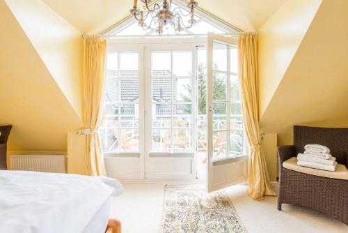 a bedroom with a bed and a large window at Wenningstedter Weg Haushaelfte B in Westerland (Sylt)