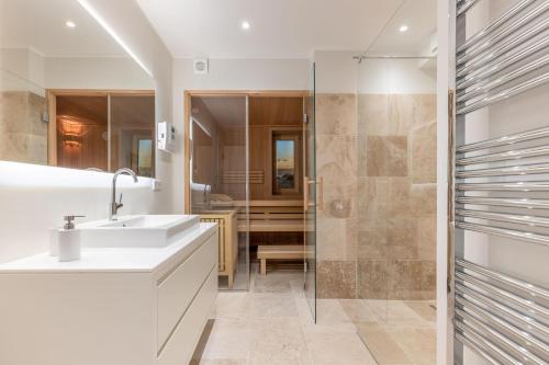 ein Badezimmer mit Waschbecken und Dusche in der Unterkunft Süster Hüs in Westerland