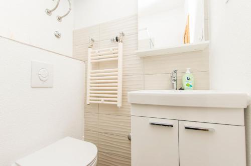 bagno bianco con servizi igienici e lavandino di Apartments Daniela Della a Novalja (Novaglia)