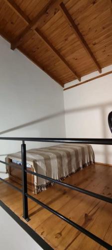 a bed in a room with a glass table at Departamento céntrico amplio con garage automatizado 24 Hs in Santa Rosa