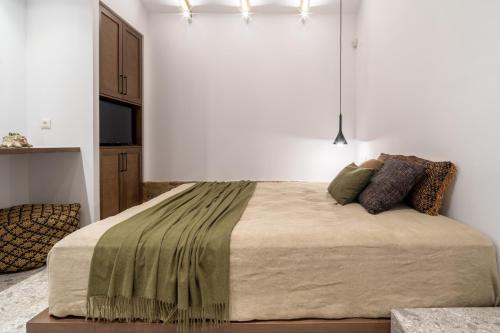 Postel nebo postele na pokoji v ubytování Wave, an Idyllic Seafront Suite