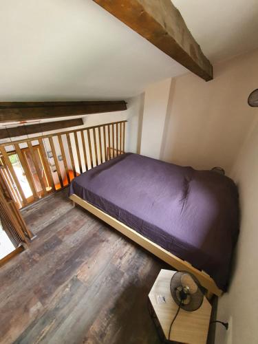 une chambre avec un lit et un parquet dans l'établissement Pavillon proche plage ~ Hameau du Soleil, à Port-la-Nouvelle