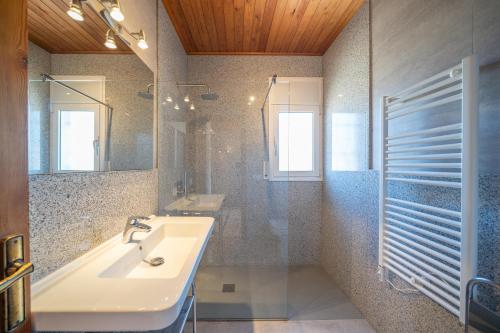 uma casa de banho com um lavatório e um espelho em Villa Paulina em Sant Martí d’Empúries