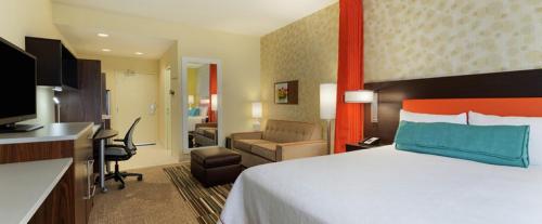 Habitación de hotel con cama y escritorio en Home2 Suites by Hilton Anderson Downtown en Anderson