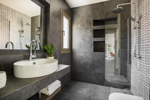 A bathroom at Villa JOYANA