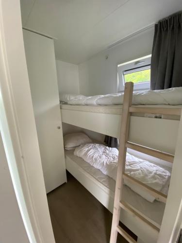 Divstāvu gulta vai divstāvu gultas numurā naktsmītnē Luxe Chalet Marbella IJmuiden aan Zee