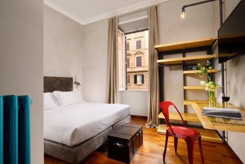 - une chambre avec un lit, un bureau et une chaise dans l'établissement San Pietro Boutique Rooms, à Rome