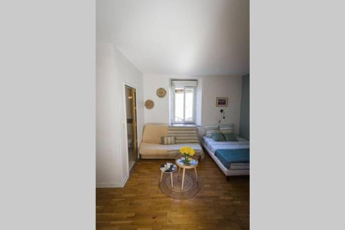 un salon avec un canapé et une table dans l'établissement Marin Malouin,à 2 pas de la mer & d'intra muros, proche gare., à Saint-Malo