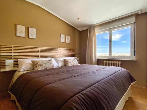 a bedroom with a large bed with a large window at Casablanca Hotel Studios in Santa Marta de Tormes