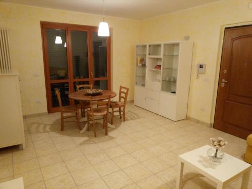 eine Küche und ein Esszimmer mit einem Tisch und Stühlen in der Unterkunft A CASA DI LUCA E GLORIA 2 in Giulianova