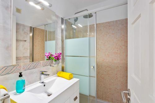 y baño con lavabo y ducha. en Villa Animado by Villa Plus, en Albufeira