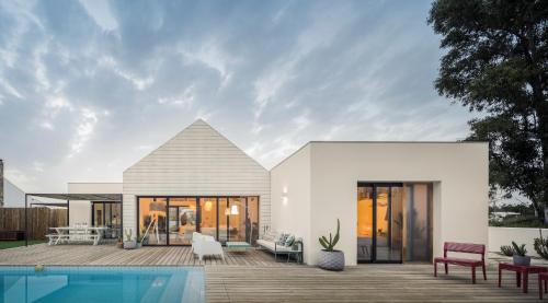 a white house with a pool in front of it at Manos 114 in Comporta