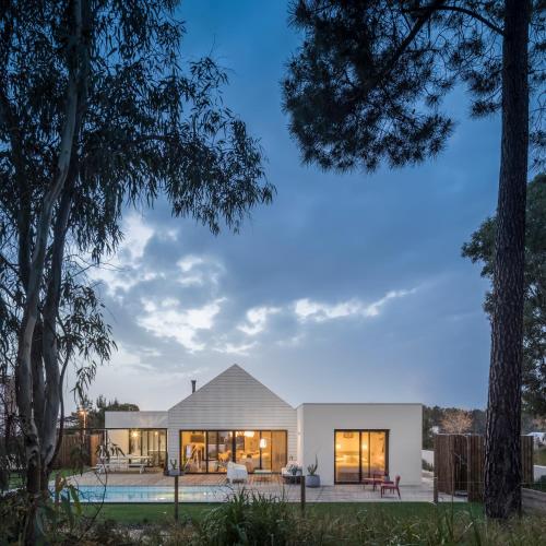 a house with a view of the backyard at Manos 114 in Comporta