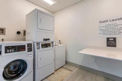 a laundry room with a washer and dryer at Holiday Inn Express & Suites - Phoenix Dwtn - State Capitol by IHG in Phoenix