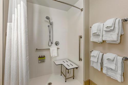 La salle de bains blanche est pourvue d'une douche et d'un lavabo. dans l'établissement Holiday Inn Express & Suites - Phoenix Dwtn - State Capitol, an IHG Hotel, à Phoenix