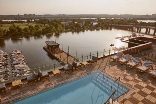 Výhled na řeku, která protéká v blízkosti hotelu