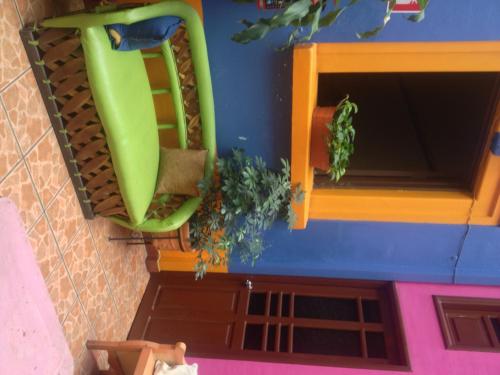 ein Spielzeughaus mit zwei Pflanzen an einer Wand in der Unterkunft Casa Vilasanta in Guadalajara