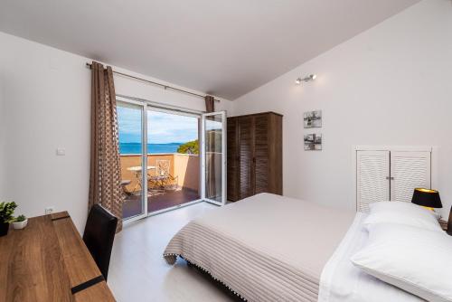 1 dormitorio con cama y vistas al océano en Apartment Anita en Savar