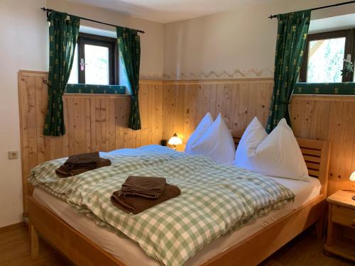 sypialnia z łóżkiem z ręcznikami w obiekcie Kleine Ahornau w Schladming