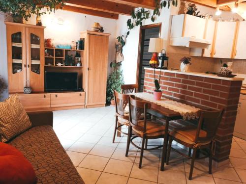 uma cozinha e sala de estar com mesa e cadeiras em Apartment Miho em Trsteno