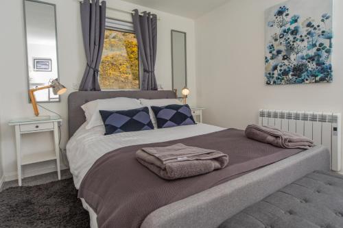 En eller flere senger på et rom på Scalpay@Knock View Apartments, Sleat, Isle of Skye