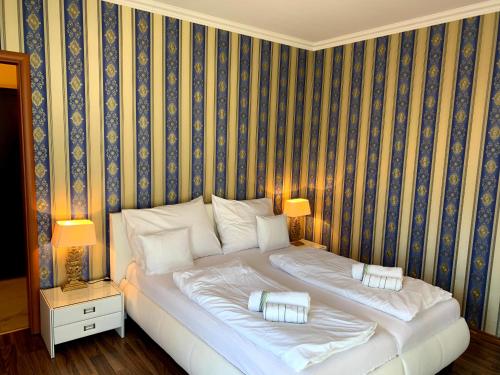 łóżko z dwiema poduszkami w sypialni w obiekcie Lakeside Luxury Apartment w Zamárdi