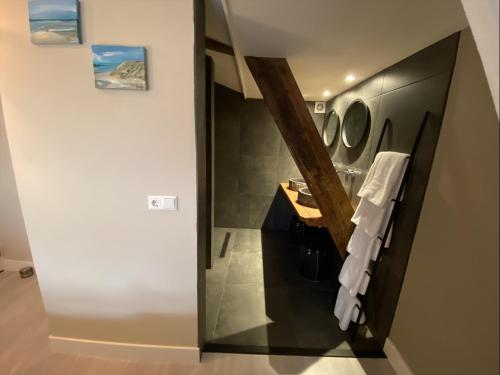 a bathroom with a sink and a mirror at B&B de Keinsmer in 't Zand