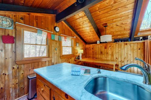 uma cozinha com uma grande banheira num quarto com paredes de madeira em Saco Sunshine Delight em Lower Bartlett