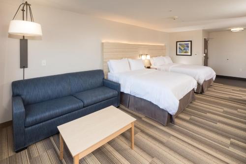 Postel nebo postele na pokoji v ubytování Holiday Inn Express Hotel & Suites Logansport by IHG