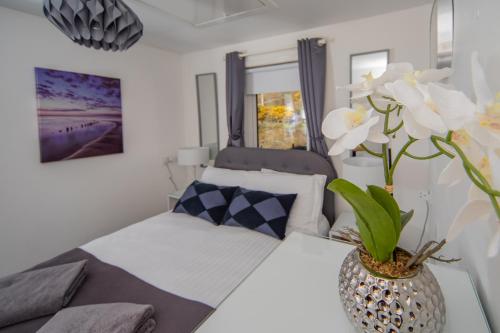 Säng eller sängar i ett rum på Pabay@Knock View Apartments, Sleat, Isle of Skye