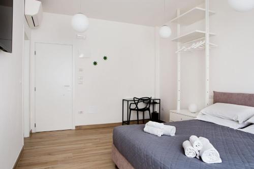 - une chambre avec un lit et 2 serviettes dans l'établissement La Casa di Greta, à Vérone