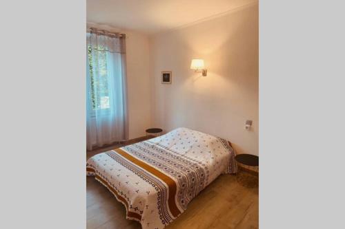 1 dormitorio con cama y ventana en Bel Appartement calme dans villa Provençale, en Montboucher-sur-Jabron