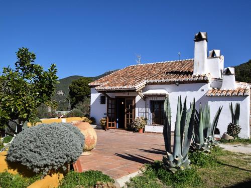 una casa bianca con un cactus di fronte di Belvilla by OYO La Zamarra ad Alcaucín