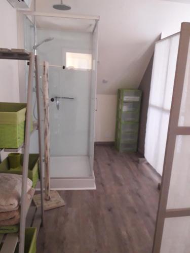Ένα μπάνιο στο Logement indépendant avec piscine couverte