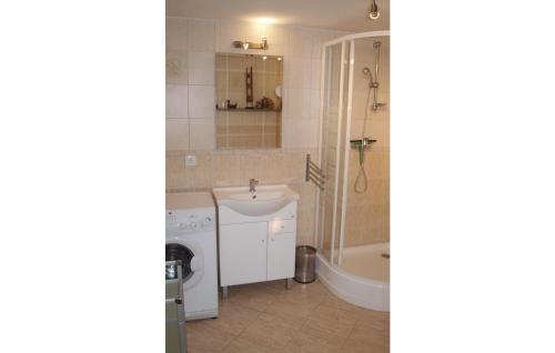 ein Bad mit einer Badewanne, einem Waschbecken und einer Dusche in der Unterkunft Amazing Home In Zechin- Friedrichsaue With 3 Bedrooms in Friedrichsaue