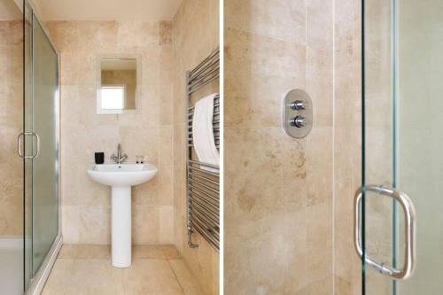 - deux photos d'une salle de bains avec un lavabo et une douche dans l'établissement BEAUTIFUL 2 bedroom MEWS HOUSE WITH PARKING BY THE BEACH, à Brighton et Hove