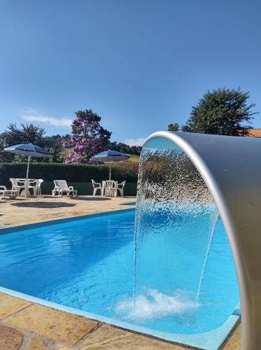 A piscina localizada em Pousada Verdes Alpes ou nos arredores