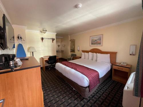 Säng eller sängar i ett rum på Riverside Inn & Suites Santa Cruz