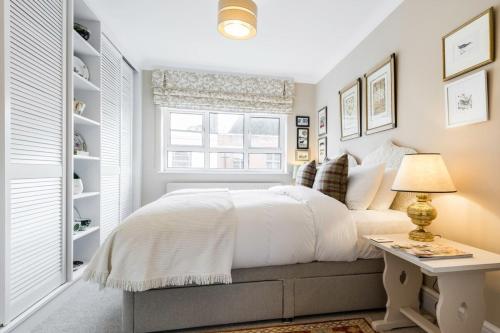 Un pat sau paturi într-o cameră la 3 bedroom Apartment on Portobello Road in Notting Hill