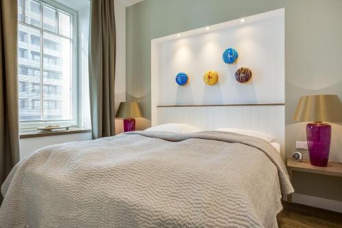 ein Schlafzimmer mit einem Bett mit blauen Bällen an der Wand in der Unterkunft Art your Life Residenz Seeburg Whg 8 in Westerland