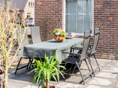 - une table et des chaises sur la terrasse dans l'établissement Cozy Holiday Home in Elim with a Furnished Garden, à Elim