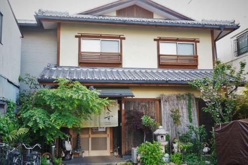 uma casa com um sinal na frente dela em Ryokan Shimizu em Quioto