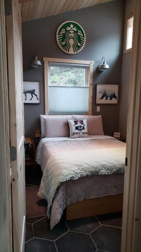 um quarto com uma cama e uma janela em Entire Tiny Home close to cruise ship terminal Alaska Railroad and downtown Seward em Seward