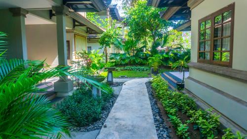 Сад в Grand Whiz Hotel Nusa Dua Bali