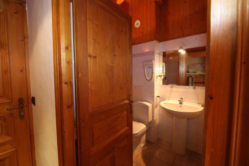 łazienka z toaletą i umywalką w obiekcie Chalet Bouquetin- Tétras Lyre 2 to 4 people w mieście Champagny-en-Vanoise