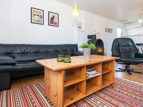 蘇納維的住宿－Three-Bedroom Holiday home in Ringkøbing 11，带沙发和咖啡桌的客厅