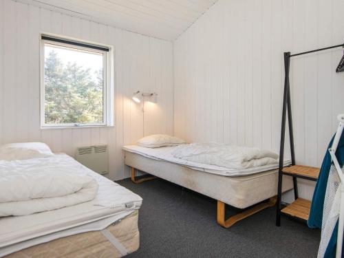 Postel nebo postele na pokoji v ubytování Four-Bedroom Holiday home in Hals 5